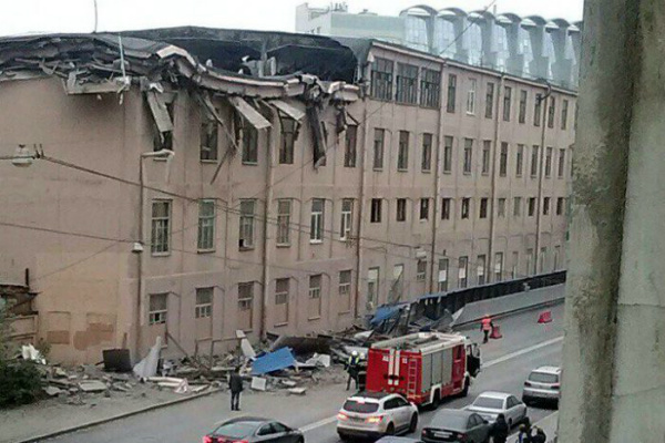 В процессе сноса рухнула часть здания на Большом Сампсониевском